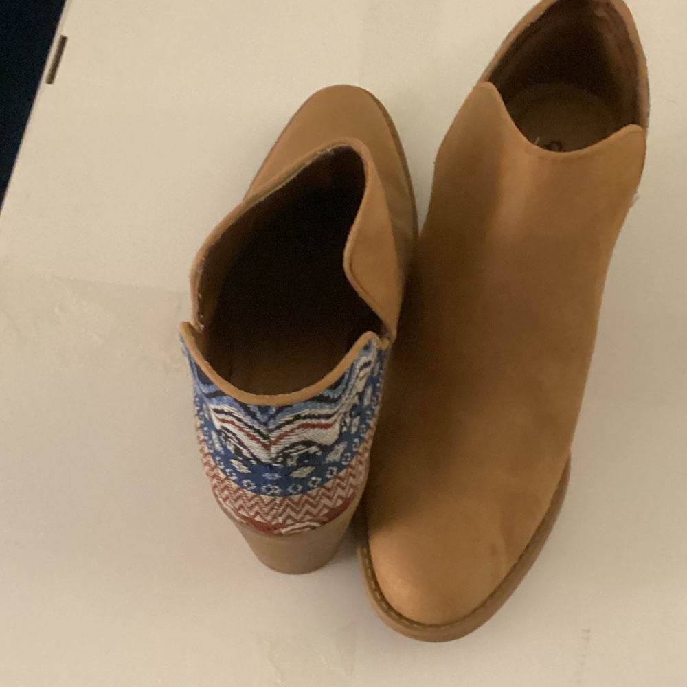 Qupid Tan Ankle Boots with Blue Pattern! EXCELLENT CONDITION.
NEW, NEVER WORN